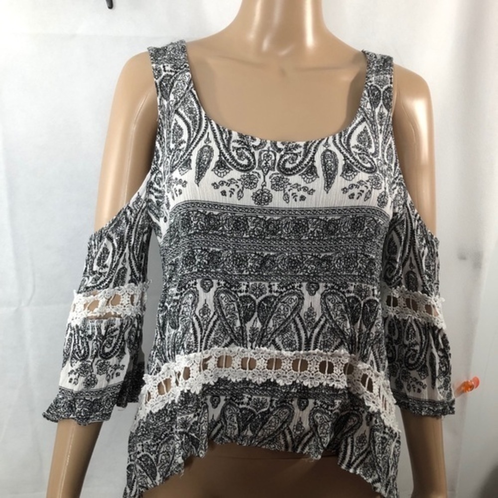 💥💥 SALE! 5 / $25 💥💥 Casting LA cottage core cold shoulder top